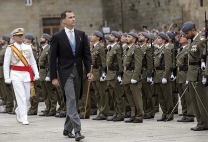 El rey Felipe pasa revista a las tropas durante la ceremonia de la ofrenda al apóstol Santiago.