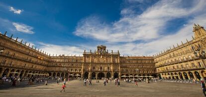 La Plaza Mayor, epicentro de la vida salmantina. Diseñada por Alberto Churriguera en el siglo XVIII, a mediados del xx fueron eliminados los jardines y un quiosco de música.