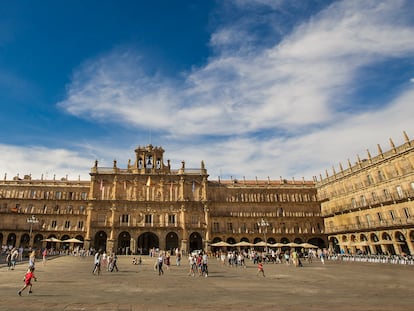 La Plaza Mayor, epicentro de la vida salmantina. Diseñada por Alberto Churriguera en el siglo XVIII, a mediados del xx fueron eliminados los jardines y un quiosco de música.