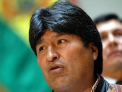 En la imagen un registro del presidente de Bolivia, Evo Morales, quien justificó la compra de una aeronave para su transporte al asegurar que "contar con instrumentos de trabajo como los helicópteros ya no es lujo, sino una necesidad". EFE/Archivo