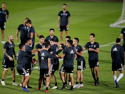 Los jugadores del River Plate, en un entrenamiento en Al Ain.