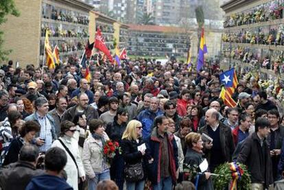 Cerca de un millar de personas se reunieron ayer en el cementerio de Valencia para rendir homenaje a las víctimas del franquismo.