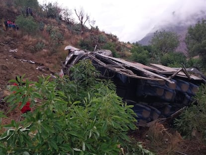 Un autobús de pasajeros de la empresa Molina accidentado en una zona remota de la región sur andina de Huancavelica, la madrugada de este lunes.