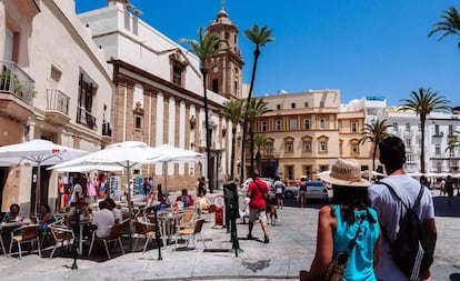 Terraza en la plaza de la Catedral, en Cádiz.