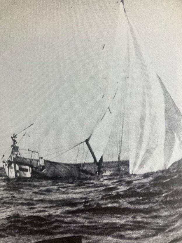 El velero de los Bailey, hundiéndose.