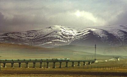 La línea de tren entre Pekín y Lhasa, capital del Tíbet, cuyo trazado discurre a más de 4.000 metros.