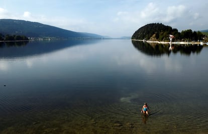 Una mujer sale del lago Joux tras un baño matinal en un día caluroso de otoño en Le Pont (Suiza). 