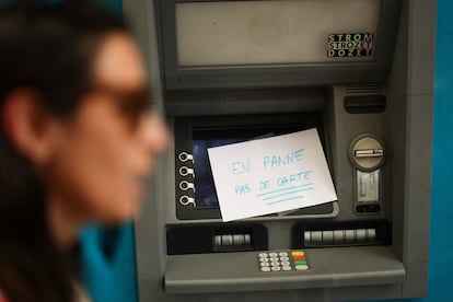 Cartel en un cajero automático sin funcionamiento en Cannes.