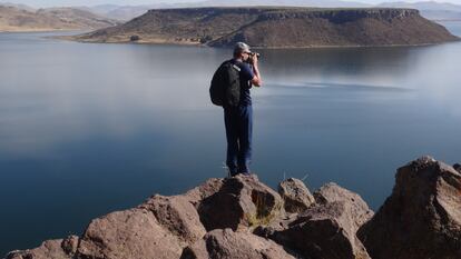 El fotógrafo aficionado Diego Delso, tomando una instantánea en la isla Sillustani, Perú.