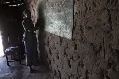 ¿Gratuita, pública y universal? A menudo, los profesores no están contratados por el Estado y, cuando lo están, es difícil que cobren el salario establecido, denuncian los maestros. En ocasiones, las escuelas se ven obligadas a pedir a los padres que asuman unos gastos que debería asumir el Estado.