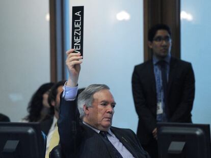 El embajador de Venezuela ante la OEA, Roy Chaderton, vota en contra del acceso a los medios a la sesión