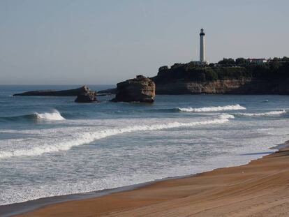 Vista do farol na Grande Plage antes da cúpula do G7, em Biarritz (França) 