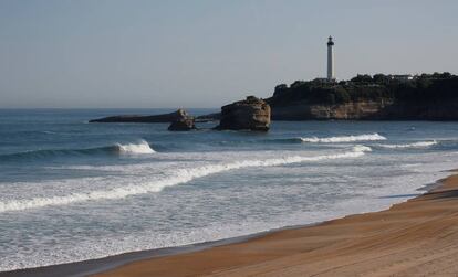 Vista do farol na Grande Plage antes da cúpula do G7, em Biarritz (França) 