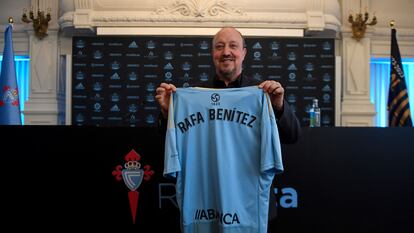 Rafa Benitez posa con la camiseta del Celta durante su presentación este lunes como nuevo entrenador del equipo gallego.