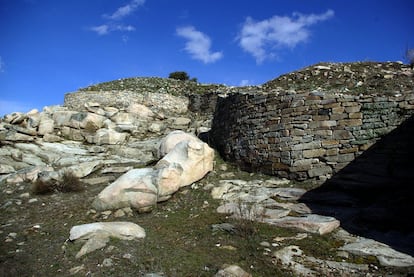 Conocido desde 1876, las excavaciones en este castro empezaron a definir la cultura de los vettones, que ocuparon durante el Bronce Final y la II Edad del Hierro un territorio que abarcaba la zona occidental de las dos mesetas, entre el Duero y el Tajo. Hoy aún se pueden admirar las imponentes murallas y el peculiar sistema defensivo de piedras hincadas. Situado a unos seis kiómetros de la localidad de Cardeñosa, Las Cogotas se puede visitar gratuitamente. Más información: <a href="https://www.diputacionavila.es/" target="">castrosyverracosdeavila.com.</a>