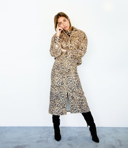 Cazadora y falda, ambas de BIMBA Y LOLA; suéter de cuello alto de GUESS y botas altas de AQUAZZURA.