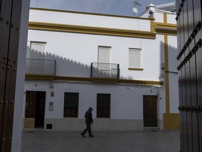 Una de las calles de la localidad sevillana de El Pedroso.