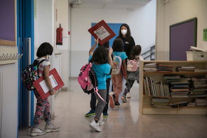 Niños del colegio Eduard Marquina en el horario de salida.