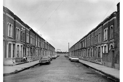 <b>Thomas Struth.</b> Clinton Road, Londres, 1977. Las calles vacías en blanco y negro de Thomas Struth dan pie al estudio de los fenómenos urbanos a escala global. Desarrollada a lo largo de más de tres décadas en ciudades como Londres, Colonia, Múnich, Düsseldorf, Shanghái, París, Nápoles o Pyongyang, la serie de Struth Unconscious Places (Lugares inconscientes) (1977-2012) constituye un examen tipológico del espacio urbano y sus rasgos culturales.