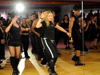 Madonna imparte una clase en la inauguración de Hard Candy Fitness el 29 de noviembre de 2010, en Ciudad de México.