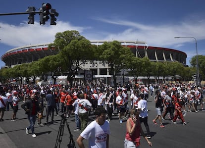 Exteriores del Estadio Monumental tras confirmarse la suspensión del River-Boca.