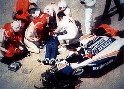 Ayrton Senna recibe las primeras asistencias tras ser sacado de su bólido.