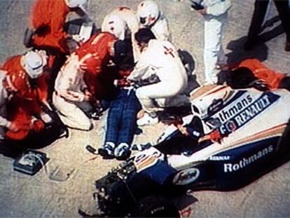 Ayrton Senna recibe las primeras asistencias tras ser sacado de su bólido.