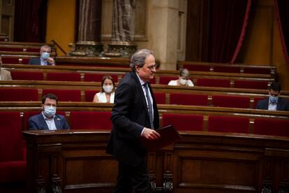 El vicepresidente catalán, Pere Aragonés (der.) mira al president Quim Torra en el pleno del Parlament.