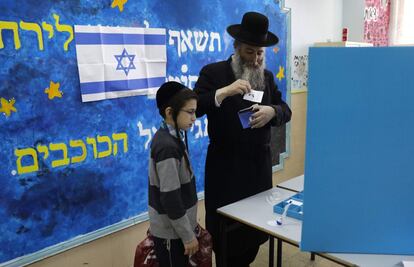 De los cerca de nueve millones de israelís, tienen derecho a voto 6.339.279 un incremento del 8,1 % con respecto a pasados comicios. En la imagen, un judio ultraortodoxo ejerce su derecho al voto en Jerusalén.