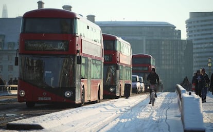 Un ciclista pasa junto a dos autobuses en Londres, el pasado febrero.