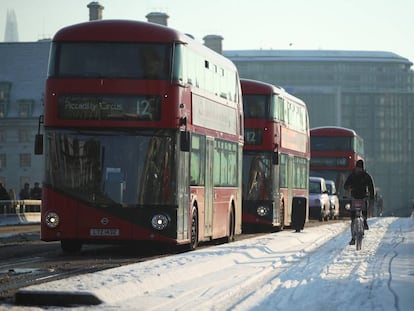 Un ciclista pasa junto a dos autobuses en Londres, el pasado febrero.