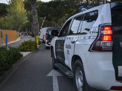 Varios veh&iacute;culos de la Guardia Civil.