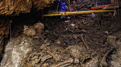 Los cuerpos fueron arrojados en dos tiempos diferentes y cubiertos con cal y 14 toneladas de  tierra. Los huesos están muy fracturados por el golpe de la caída.