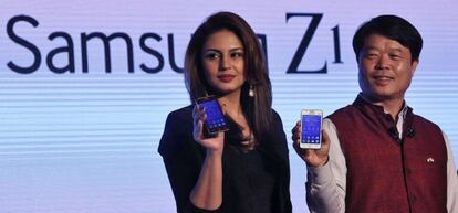 Hyun Chil Hong presidente de Samsung India Electronics con la actriz de Bollywood Huma Qureshi en la presentaci&oacute;n del Z1.