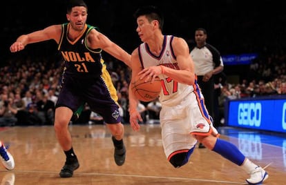 NEW YORK, NY - FEBRUARY 17: Jeremy Lin #17 of the New York Knicks drives against Greivis Vasquez #21 of the New Orleans Hornets at Madison Square Garden on February 17, 2012 in New York City. NOTE TO USER: User expressly acknowledges and agrees that, by downloading and/or using this Photograph, user is consenting to the terms and conditions of the Getty Images License Agreement. Chris Trotman/Getty Images/AFP
== FOR NEWSPAPERS, INTERNET, TELCOS & TELEVISION USE ONLY ==