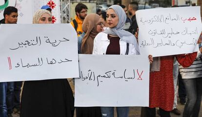 Periodistas palestinos levantan pancartas que apoyan la libertad de expresión durante una manifestación en la ciudad cisjordana de Ramallah, el 23 de octubre de 2019, para protestar contra un fallo judicial que bloquea el acceso a docenas de sitios web.