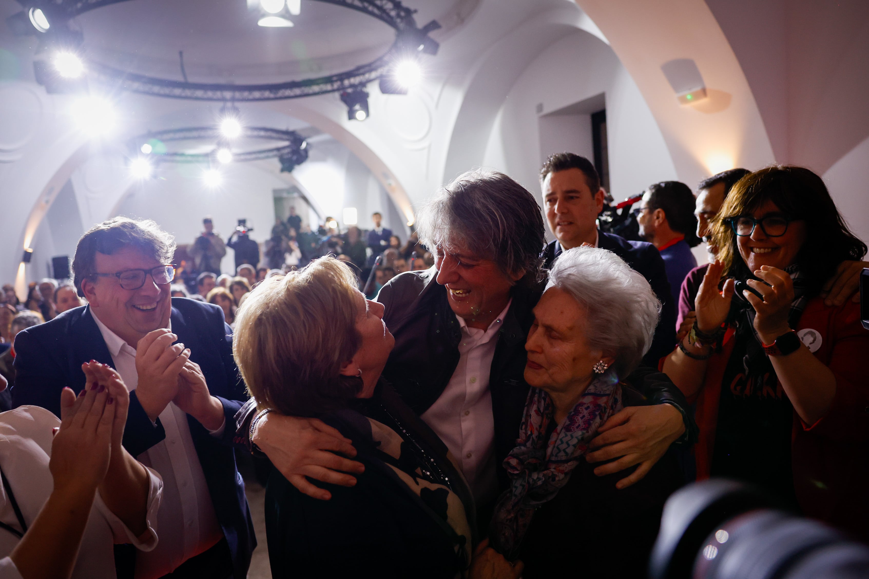 Carlos Martínez, se abraza con su tía y su madre tras conocer los resultados de la elecciones en Castilla y Léon.