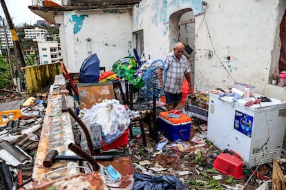 Un hombre revisa el estado de su vivienda tras el paso del huracán Otis, este jueves, en el balneario de Acapulco, en el estado de Guerrero (México).