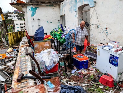 Un hombre revisa el estado de su vivienda tras el paso del huracán Otis, este jueves, en el balneario de Acapulco, en el estado de Guerrero (México).