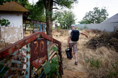 Arcadi Moskalenko es vecino de Bilenke, uno de los pueblos de la provincia de Zaporiyia que no tiene acceso a agua desde la explosión en la presa de Nueva Kajovka. Moskalenko almacena bidones y palanganas con agua que recoge del río más cercano. La que se puede beber tiene que comprarla en la tienda más cercana, a un kilómetro. 