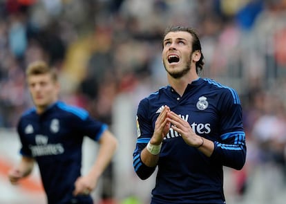 Gareth Bale, mirando al cielo, tras una ocasión fallada en el partido contra el Rayo. El galés terminó anotando un doblete en la victoria, con remontada, del Madrid (2-3).