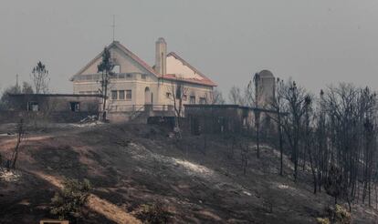 Una casa destruida por el fuego en Tomar, en el centro de Portugal.