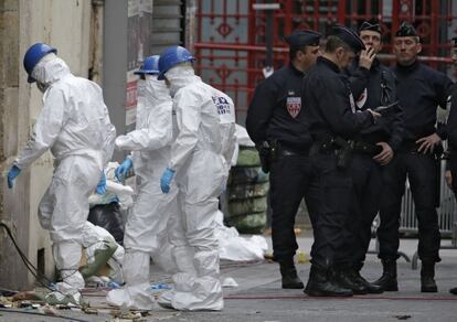 "El carácter complejo de la operación ha requerido de fusiles de asalto, francotiradores y granadas", declaró ante la prensa el fiscal de París, François Molins. En la imagen, forenses trabajan en el apartamento de Saint-Denis, el 19 de noviembre de 2015.