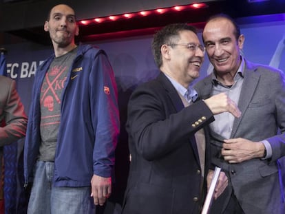 Epi parla amb Bartomeu, al costat de Dueñas, a la presentació del llibre 'Força, Cor, Barça'.