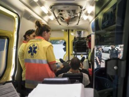 EL PAÍS pasa una jornada con un equipo del Sistema de Emergencias Médicas  un par de accidentes, un ictus y una tentativa de suicidio en una mañana