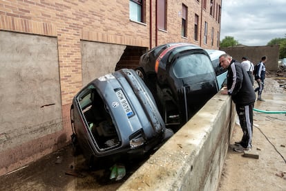 The water dragged cars away in Villaluenga de la Sagra, Toledo.