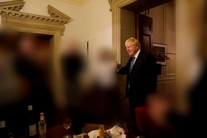 “Los líderes de más alto nivel, tanto política como administrativamente, deben asumir la responsabilidad por esta cultura [de alcohol y fiestas]”, señala Sue Gray en su informe, en el que exige a Boris Johnson que asuma su responsabilidad. En la foto, una de las reuniones en la sala del gabinete, en el cumpleaños del primer ministro, el 19 junio de 2020. 