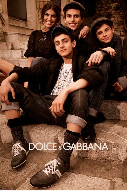 Otra de las imágenes de la nueva campaña de Dolce & Gabbana en la que se muestra una imagen muy cercana a la realidad.