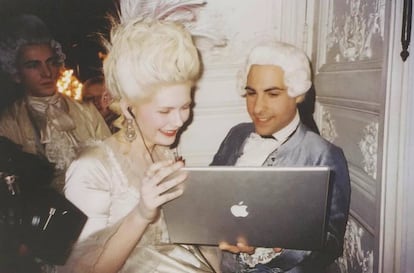 Kirsten Dunst y Jason Schwartzman en un momento del rodaje de María Antonieta (2006)
