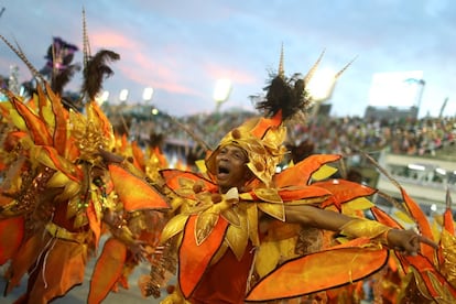 Los desfiles de la segunda noche fueron abiertos por Sao Clemente, con un enredo que lamenta la mercantilización del carnaval, en detrimento de sus orígenes populares.